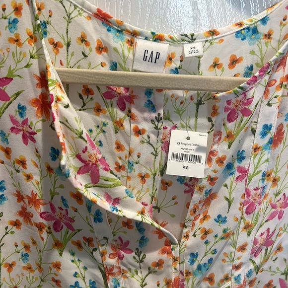 Beautiful Floral GAP Blouse NWT - Picture 2 of 4